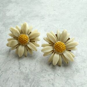 Vintage Handmade Carved Sarah Coventry Plastic Daisy Flower Clip Earring